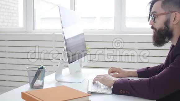 自由职业者和工作办公室的概念年轻时尚的员工在上班时间看电脑显示器视频的预览图