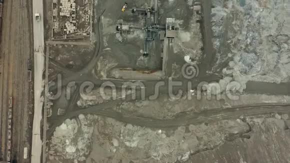 露天矿采石场的空中景观有大量的机械在工作从上面看渣坑视频的预览图