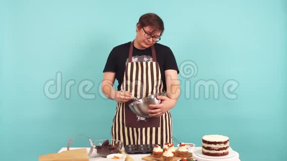 糕点厨师做奶油蛋糕视频的预览图