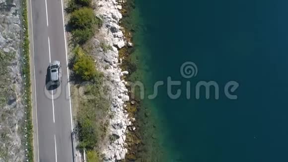 汽车沿着岩石海岸上的沿海公路行驶视频的预览图