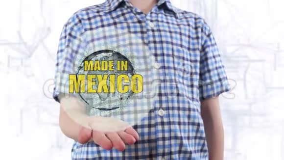 年轻人展示了地球的全息图和墨西哥制造的文字视频的预览图