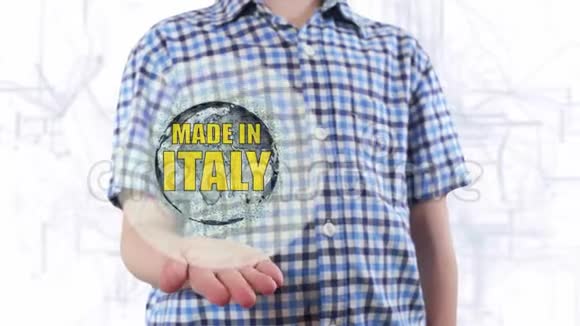 年轻人展示了地球的全息图和意大利制造的文字视频的预览图