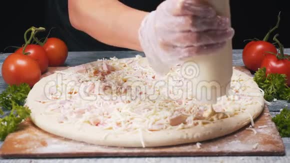 大瓶中用白酱覆盖比萨饼表面的厨师特写框架意大利比萨的制作视频的预览图