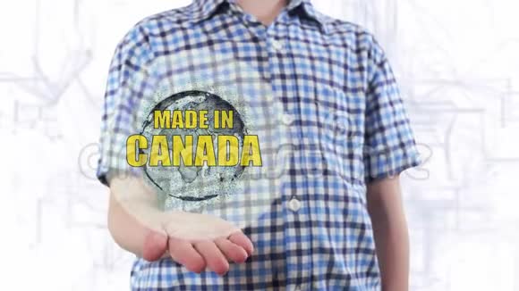 年轻人展示了地球的全息图和加拿大制造的文字视频的预览图