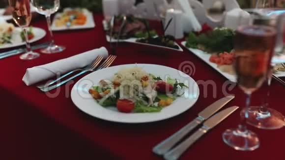 搭配番茄鸡肉莫扎雷拉奶酪的美味经典沙拉视频的预览图