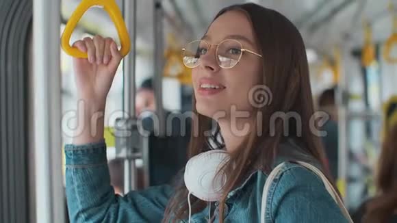 年轻时尚的女人在现代电车上享受旅行站在公共交通工具上喝咖啡视频的预览图