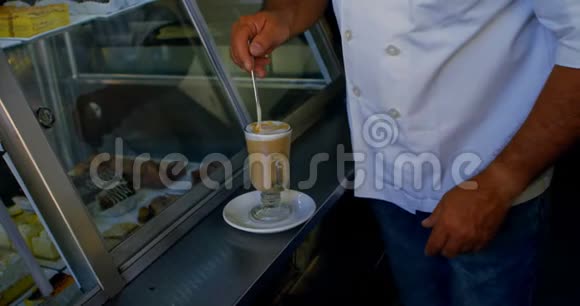 厨师用勺子搅拌巧克力奶昔视频的预览图