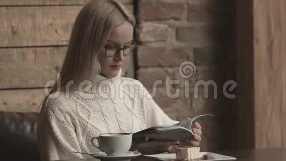 在咖啡馆看杂志的白种人美女视频的预览图