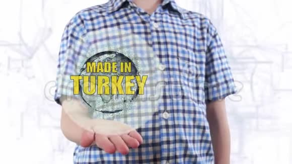 年轻人展示了地球的全息图和土耳其制造的文字视频的预览图