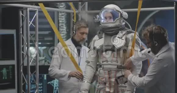 科学家将反重力带附加到宇航员身上视频的预览图