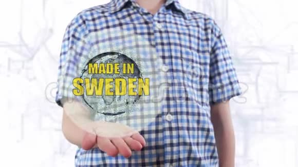 年轻人展示了地球的全息图和瑞典制造的文字视频的预览图