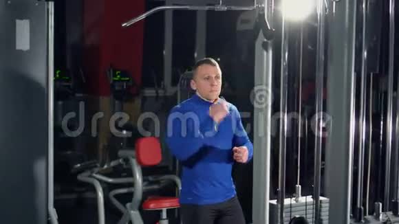 在健身房训练三头肌手那个人在健身房举重强壮的运动员重型列车视频的预览图