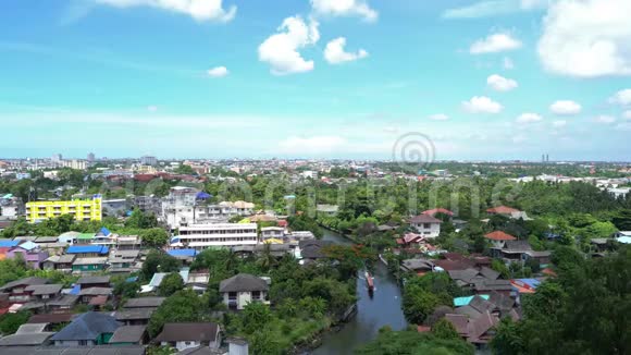 泰国曼谷班昆提恩运河的一艘船和蓝天的森林树木视频的预览图