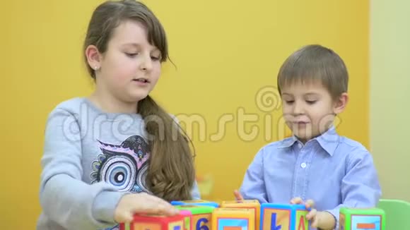 小朋友在孩子们房间里玩方块视频的预览图