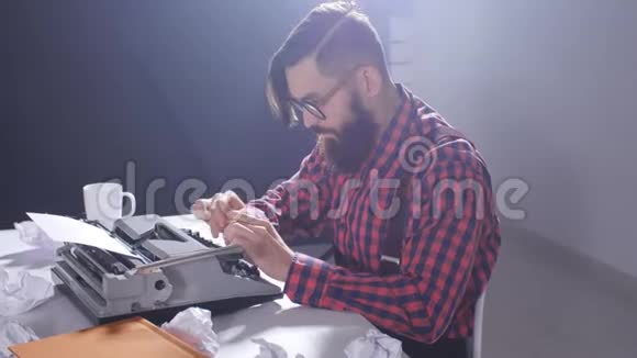 复古作家的概念年轻有胡子的时髦男人在老式打字机上写字视频的预览图