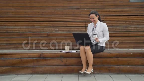 女商人用笔记本电脑喝咖啡视频的预览图