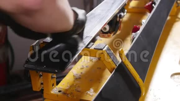 滑雪板保养维修理念车间工人正在打蜡和修理滑雪板和滑雪板视频的预览图