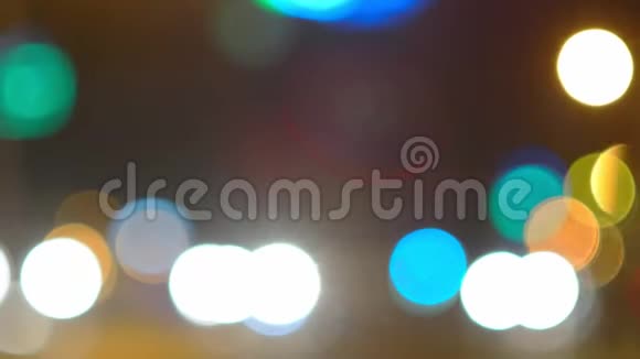 夜晚汽车的前灯散焦移动的光点视频的预览图