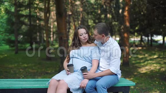 怀孕夫妇在公园喝茶视频的预览图