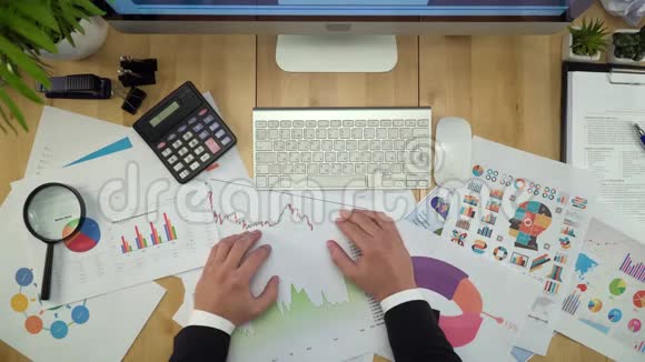 商务人员寻找文件工作在桌子平躺视频的预览图