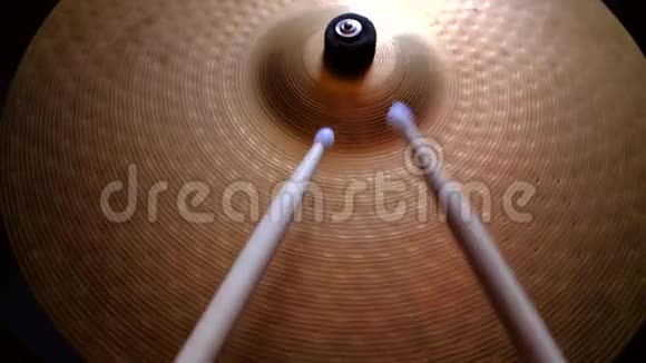 关闭鼓手在鼓板上演奏视频的预览图