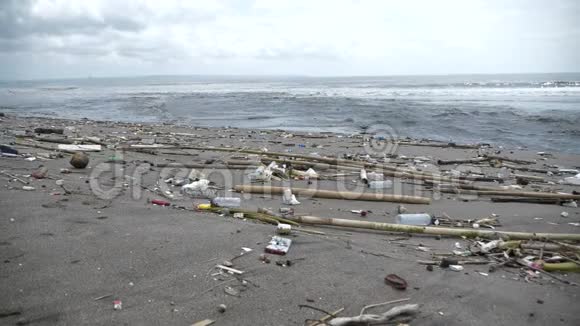 海洋上的垃圾热带海洋海滩的污染视频的预览图