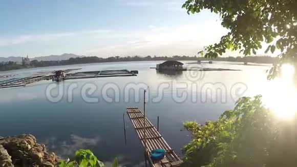 漂浮的渔夫竹筏停泊在湖湾上的日落视频的预览图