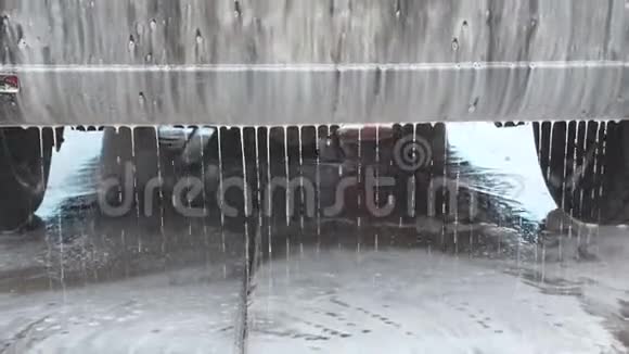 汽车洗车过程中的自助洗车一股高压水从车尾冲洗掉泡沫视频的预览图