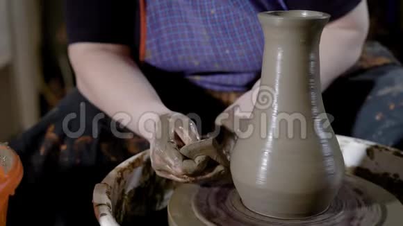 有才华的陶工手在工艺工作室的陶工车轮上塑造美丽的水壶视频的预览图