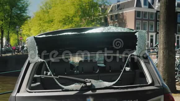 一辆车后窗坏了市中心小偷和破坏者的受害者在阿姆斯特丹市中心视频的预览图