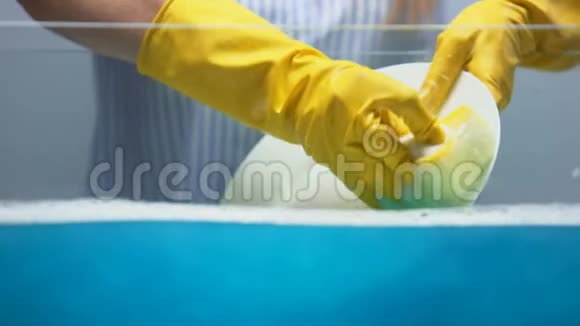 家庭主妇戴手套清洁板保护皮肤免受有害物质的伤害视频的预览图