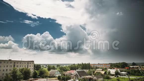夏日雨前天空乌云密布笼罩城市上空视频的预览图