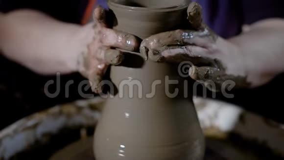 生产车间陶工车轮上优秀陶工泥塑的双手视频的预览图