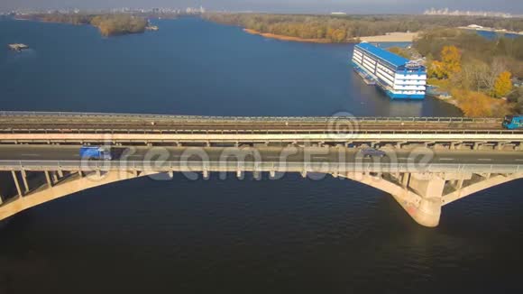 空中从Drone的俯视图地铁列车通过一座桥有汽车和卡车视频的预览图