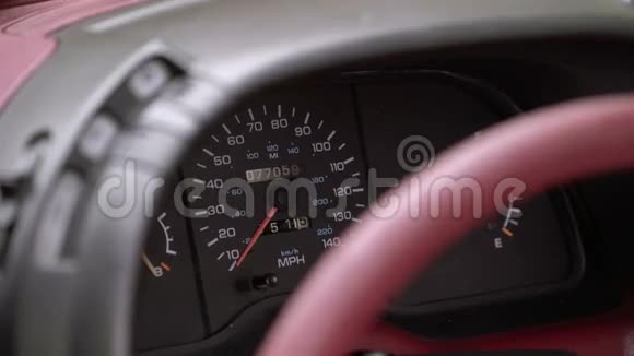 复古汽车仪表板视频的预览图