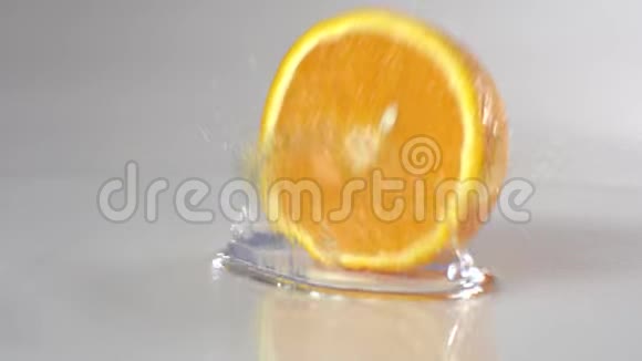 在水中切割橙色视频的预览图
