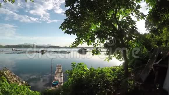 漂浮的渔夫竹筏停泊在湖湾上的日落视频的预览图