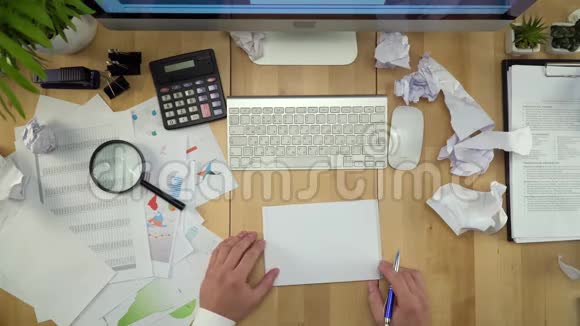 商务人员在餐桌上工作文件叠叠视频的预览图