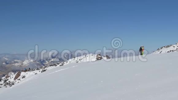 主要高加索山脉的美丽景色从Elbrus的斜坡从4300的高度射击视频的预览图