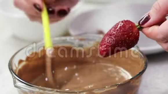 成熟的草莓被融化的牛奶巧克力覆盖视频的预览图