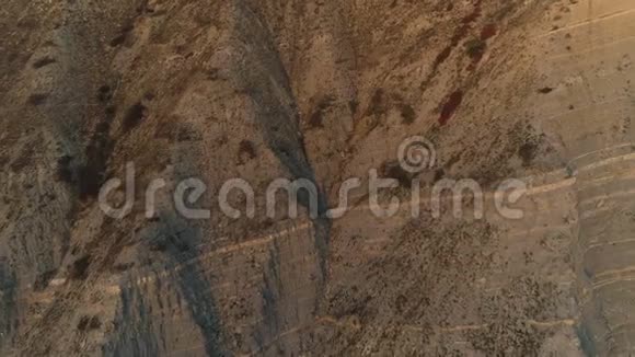 日落时巨大山岩美景的飞行空中镜头视频的预览图