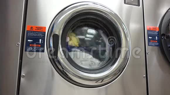 洗衣机洗衣服服装视频的预览图