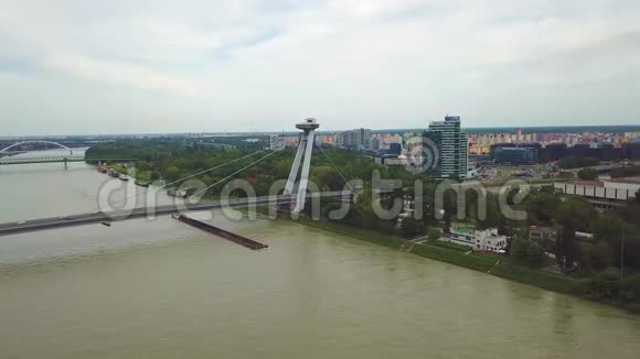多瑙河上的桥的鸟瞰图大多数SNP或UFO桥视频的预览图