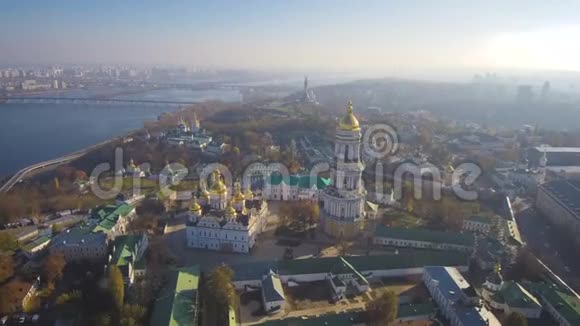 空中从Drone俯视基辅乌克兰佩切斯克拉布拉修道院视频的预览图