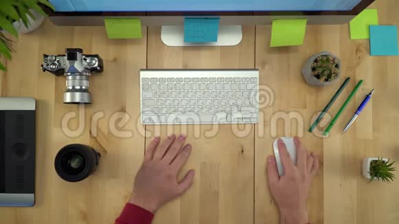 用电脑鼠标平躺在电脑上的摄影师视频的预览图