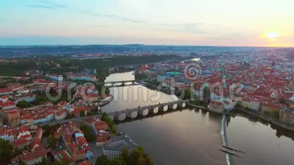 早上可鸟瞰布拉格市和维塔瓦河视频的预览图