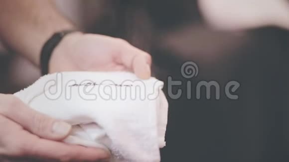 男性手中的热毛巾水疗服务刮胡子理发店工具视频的预览图