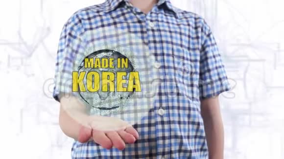 年轻人展示了地球的全息图和韩国制造的文字视频的预览图