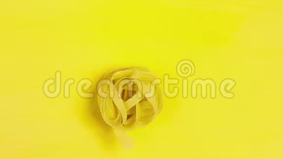停止生的干的胎记在明亮的黄色背景下关闭意大利面食视频的预览图