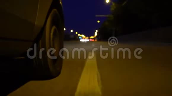 晚上开车上路车轮特写视频的预览图